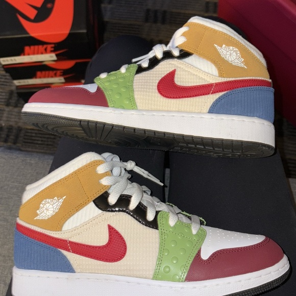 Jordan 1 Mid Messy Room size 6.5 grade school. - Picture 3 of 6